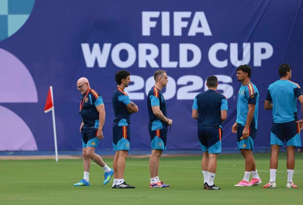 (260714) -- DALLAS, July 14, 2026 -- Luis de la Fuente (1st L), head coach of Spain, is seen before a training session ahead of the semi-final match between France and Spain at the 2026 FIFA World Cup, WM, Weltmeisterschaft, Fussball in Dallas, the United States, on July 13, 2026. ) (SP)U.S.-DALLAS-FIFA WORLD CUP-TEAM SPAIN-TRAINING HuxXingyu 
