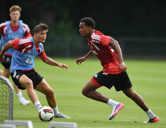13.07.2026, xophax, Fussball 1.Bundesliga, 1.FC Koeln , Trainingsauftakt am Geissbockheim. V.l.n.rechts : Jonathan Friemel , Youssoupha Niang ( beide 1.FC Köln ) Koeln *** July 13, 2026, xophax, Soccer, Bundesliga 1, 1. FC Köln, Start of training at Geissbockheim; from left to right: Jonathan Friemel and Youssoupha Niang, both of 1. FC Köln
