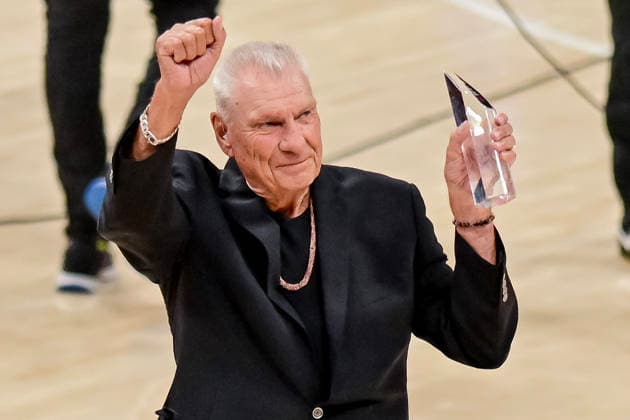 USA BASKETBALL NBA, Basketball Herren, USA Finals Game 2 - Indiana Pacers at Oklahoma City Thunder epa12165531 Former NBA player and coach Don Nelson poses with the 2025 Chuck Daly Lifetime Achievement Award during a timeout in the first half of game two of the NBA Finals between the Indiana Pacers and the Oklahoma City Thunder in Oklahoma City, Oklahoma, USA, 08 June 2025. OKLAHOMA CITY United States  Copyright: xMANUELAxSOLDIx