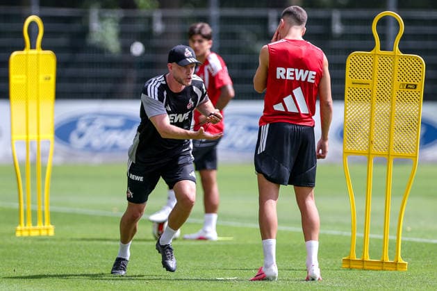 13.07.2026, Fußball, Trainingsauftakt 1.FC Köln, 1. Fußball Bundesliga, Geißbockheim, Saison 2026 2027: Cheftrainer Rene Wagner (1FC Koeln hc) gestikulierend auf dem Spielfeld neben Said El Mala (1FC Koeln 13) beim ersten Training der neuen Saison 26 27 DFB regulations prohibit any use of photographs as image sequences and or quasi-video. Nordrhein-Westfalen Deutschland *** July 13, 2026, Soccer, 1. FC Köln’s first training session of the season, Bundesliga, Geißbockheim, 2026–2027 Season: Head Coach Rene Wagner of 1. FC Köln gesturing on the field next to Said El Mala of 1. FC Köln during the first training session of the new 2026–2027 season. DFB regulations prohibit any use of photographs as image sequences and or quasi-video. North Rhine-Westphalia Westphalia, Germany
