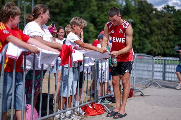 13.07.2026, Fußball, Trainingsauftakt 1.FC Köln, 1. Fußball Bundesliga, Geißbockheim, Saison 2026 2027: Said El Mala (1FC Koeln 13) gibt den Fans Autogramme beim ersten Training der neuen Saison 26 27 DFB regulations prohibit any use of photographs as image sequences and or quasi-video. Nordrhein-Westfalen Deutschland *** July 13, 2026, Soccer, 1. FC Köln s first training session, 1 Bundesliga, Geißbockheim, 2026–2027 season. Said El Mala of 1. FC Köln signs autographs for fans during the first training session of the new 2026–2027 season. DFB regulations prohibit any use of photographs as image sequences and or quasi-video. North Rhine-Westphalia, Germany