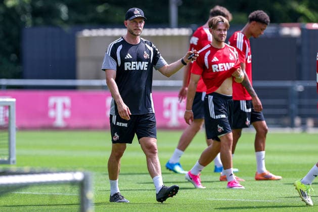 13.07.2026, Fußball, Trainingsauftakt 1.FC Köln, 1. Fußball Bundesliga, Geißbockheim, Saison 2026 2027: Cheftrainer Rene Wagner (1FC Koeln hc) gestikulierend auf dem Spielfeld beim ersten Training der neuen Saison 26 27 DFB regulations prohibit any use of photographs as image sequences and or quasi-video. Nordrhein-Westfalen Deutschland *** July 13, 2026, Soccer, 1. FC Köln’s First Training Session, Bundesliga 1, Geißbockheim, 2026–2027 Season: Head Coach Rene Wagner of 1. FC Köln gesturing on the field during the first training session of the new 2026–2027 season. DFB regulations prohibit any use of photographs as image sequences and or quasi-video. North Rhine-Westphalia, Germany