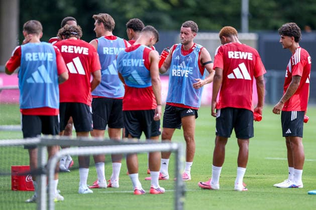13.07.2026, Fußball, Trainingsauftakt 1.FC Köln, 1. Fußball Bundesliga, Geißbockheim, Saison 2026 2027: Abkühlung und Trinkpause bei 36 Grad Hitze Tom Krauß (1FC Koeln 05) beim ersten Training der neuen Saison 26 27 DFB regulations prohibit any use of photographs as image sequences and or quasi-video. Nordrhein-Westfalen Deutschland *** July 13, 2026, Soccer, 1. FC Köln’s First Training Session, Bundesliga 1, Geißbockheim, 2026–2027 Season: Cooling off and a water break in 36-degree heat. Tom Krauß, 1. FC Köln 05, at the first training session of the new 2026–2027 season. DFB regulations prohibit any use of photographs as image sequences and or quasi-video. North Rhine-Westphalia, Germany