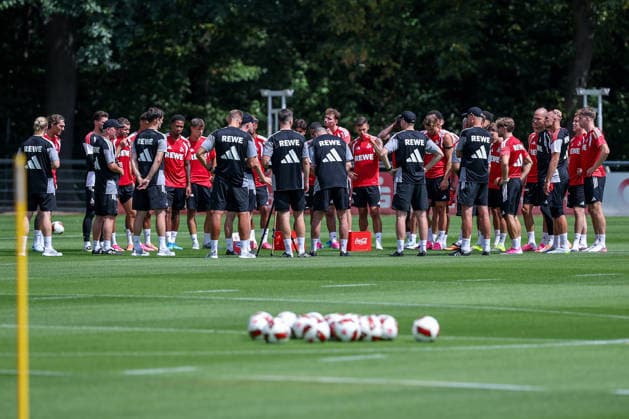13.07.2026, Fußball, Trainingsauftakt 1.FC Köln, 1. Fußball Bundesliga, Geißbockheim, Saison 2026 2027: Mannschaftskreis um Cheftrainer Rene Wagner (1FC Koeln hc) beim ersten Training der neuen Saison 26 27 DFB regulations prohibit any use of photographs as image sequences and or quasi-video. Nordrhein-Westfalen Deutschland *** July 13, 2026, Soccer, 1. FC Köln s first training session, 1 Bundesliga, Geißbockheim, 2026–2027 season: Head Coach Rene Wagner and the 1. FC Köln squad at the first training session of the new 2026–2027 season. DFB regulations prohibit any use of photographs as image sequences and or quasi-video. North Rhine-Westphalia, Germany