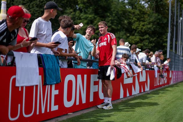 13.07.2026, Fußball, Trainingsauftakt 1.FC Köln, 1. Fußball Bundesliga, Geißbockheim, Saison 2026 2027: Isak Bergmann Johannesson (1FC Koeln 08) gibt den Fans Autogramme beim ersten Training der neuen Saison 26 27 DFB regulations prohibit any use of photographs as image sequences and or quasi-video. Nordrhein-Westfalen Deutschland *** July 13, 2026, Soccer, 1. FC Köln s first training session, 1 Bundesliga, Geißbockheim, 2026–2027 season: Isak Bergmann Johannesson of 1. FC Köln 08 signs autographs for fans during the first training session of the new 2026–2027 season. DFB regulations prohibit any use of photographs as image sequences and or quasi-video. North Rhine-Westphalia, Germany