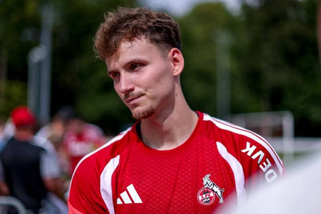 13.07.2026, Fußball, Trainingsauftakt 1.FC Köln, 1. Fußball Bundesliga, Geißbockheim, Saison 2026 2027: Rav van den Berg (1FC Koeln 33) beim ersten Training der neuen Saison 26 27 DFB regulations prohibit any use of photographs as image sequences and or quasi-video. Nordrhein-Westfalen Deutschland *** July 13, 2026, Soccer, 1. FC Köln s first training session, 1 Bundesliga, Geißbockheim, 2026–2027 season: Rav van den Berg (No. 33) at 1. FC Köln’s first training session of the new 2026–2027 season. DFB regulations prohibit any use of photographs as image sequences and or quasi-video. North Rhine-Westphalia, Germany