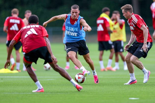 13.07.2026, Fußball, Trainingsauftakt 1.FC Köln, 1. Fußball Bundesliga, Geißbockheim, Saison 2026 2027: Said El Mala (1FC Koeln 13) im Zweikampf gegen Youssoupha Niang (1FC Koeln 38) Isak Bergmann Johannesson (1FC Koeln 08) beim ersten Training der neuen Saison 26 27 DFB regulations prohibit any use of photographs as image sequences and or quasi-video. Nordrhein-Westfalen Deutschland *** July 13, 2026, Soccer, 1. FC Köln Training Kickoff, Bundesliga 1, Geißbockheim, 2026–2027 Season: Said El Mala (1FC Köln 13) in a tackle against Youssoupha Niang (1FC Köln 38) and Isak Bergmann Johannesson (1FC Köln 08) at the first training session of the new 2026–2027 season. DFB regulations prohibit any use of photographs as image sequences and or quasi-video in North Rhine-Westphalia, Germany