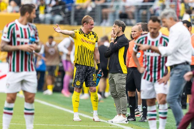 USA SOCCER FIFA Club World Cup 2025 - Fluminense vs Borussia Dortmund epa12181908 Borussia Dortmund s head coach Niko Kovac (4-R) talks with player Julian Brandt (2-R) during the FIFA Club World Cup 2025 soccer match between Fluminense and Borussia Dortmund in East Rutherford, New Jersey, USA, 17 June 2025. EAST RUTHERFORD United States  Copyright: xJUSTINxLANEx