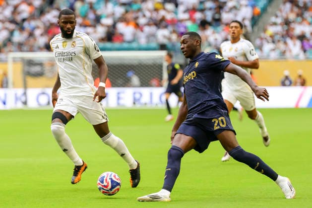 USA SOCCER FIFA Club World Cup 2025 Round of 16 - Real Madrid vs Juventus epa12209131 Randal Kolo Muani of Juventus (R) and Antonio Ruediger of Real Madrid (L) in action during the FIFA Club World Cup 2025 match between Real Madrid CF and Juventus FC, at Hard Rock Stadium in Miami, Florida, USA, 01 July 2025. MIAMI United States  Copyright: xCRISTOBALxHERRERA-ULASHKEVICHx