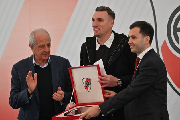 Franco Armani Bids Farewell To River Plate In An Emotional Tribute River Plate goalkeeper Franco Armani delivers a press conference, PK, Pressekonferenz to bid farewell to the club s supporters in Buenos Aires, Argentina, on July 13, 2026. The event is attended by first-team players, head coach Eduardo Coudet, River Plate president Stefano Di Carlo, former players, former club directors, and members of Armani s family, who gather to pay tribute to the veteran goalkeeper as he concludes his successful tenure with the club. Buenos Aires Argentina  Copyright: xJuanxManuelxBaezx originalFilename:baez-escritur260713_np9gZ.jpg