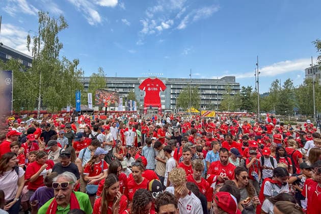 Fanbereich 2 Std. vor Ankunft der Schweizer Nationalmannschaft , Schweiz, Schweizer Nationalteam Empfang Zürich, WM-Rückkehr der Schweizer Nati, Empfang nach der WM 2026, 2026, 14.07.2026, Turbinenplatz, Zürich, Schweiz Zürich Turbinenplatz Schweiz *** Fan Zone 2 hours before the Swiss National Team s arrival, Switzerland, Swiss National Team Welcome in Zurich, World Cup Return of the Swiss National Team, Welcome after the 2026 World Cup, 2026, July 14, 2026, Turbinenplatz, Zurich, Switzerland, Zurich Turbinenplatz, Switzerland Copyright: xGrantxHubbsx