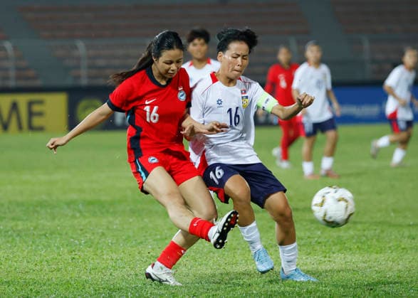 AFF Women s Cup 2026 Singapore Vs Laos in Kuala Lumpur, Malaysia - 13 Jul 2026 Nur Sarah of Singapore (L) and Saysamone Inthaphone of Laos seen in action during the AFF Women s Cup 2026 match between Singapore and Laos at Kuala Lumpur Football Stadium, Cheras. Final score Singapore 1 : 1 Laos Kuala Lumpur Malaysia Copyright: xWongxFokxLoyx xSOPAxImagesx 20260713_AFW_1678 copy