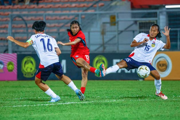 AFF Women s Cup 2026 Singapore Vs Laos in Kuala Lumpur, Malaysia - 13 Jul 2026 Nur Ain Binte Salleh of Singapore (C), Lae Inthavong (R) and Saysamone Inthaphone (L) of Laos seen in action during the AFF Women s Cup 2026 match between Singapore and Laos at Kuala Lumpur Football Stadium, Cheras. Final score Singapore 1 : 1 Laos Kuala Lumpur Malaysia Copyright: xWongxFokxLoyx xSOPAxImagesx 20260713_AFW_2052 copy
