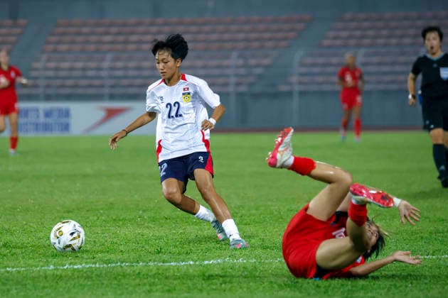 AFF Women s Cup 2026 Singapore Vs Laos in Kuala Lumpur, Malaysia - 13 Jul 2026 Sengdeuan Phongphailath of Laos (L) and Farah Nurzahirah of Singapore seen in action during the AFF Women s Cup 2026 match between Singapore and Laos at Kuala Lumpur Football Stadium, Cheras. Final score Singapore 1 : 1 Laos Kuala Lumpur Malaysia Copyright: xWongxFokxLoyx xSOPAxImagesx 20260713_AFW_2337 copy