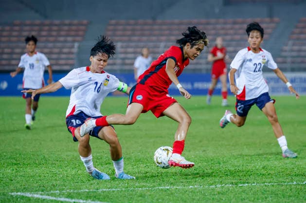 July 13, 2026, Kuala Lumpur, Malaysia: Saysamone Inthaphone of Laos (L) and Farah Nurzahirah of Singapore (C) seen in action during the AFF Women s Cup 2026 match between Singapore and Laos at Kuala Lumpur Football Stadium, Cheras. Final score Singapore 1 : 1 Laos Kuala Lumpur Malaysia - ZUMAs197 20260713_aaa_s197_217 Copyright: xWongxFokxLoyx