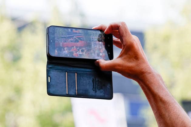 Fan fotografiert Bus von der Nati , Schweiz, Schweizer Nationalteam Empfang Zürich, WM-Rückkehr der Schweizer Nati, Empfang nach der WM 2026, 2026, 14.07.2026, Turbinenplatz, Zürich, Schweiz Zürich Turbinenplatz Schweiz *** Fan photographs the Swiss national team s bus, Switzerland, Swiss national team welcome in Zurich, World Cup return of the Swiss national team, welcome after the 2026 World Cup, 2026, July 14, 2026, Turbinenplatz, Zurich, Switzerland, Zurich Turbinenplatz, Switzerland Copyright: xGrantxHubbsx