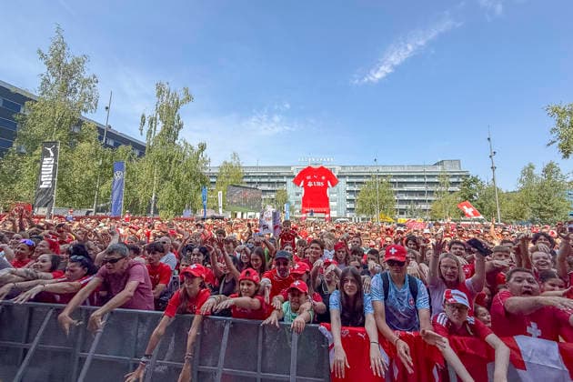 Fan Bereich, Fans, Zuschauer, Besucher , Schweiz, Schweizer Nationalteam Empfang Zürich, WM-Rückkehr der Schweizer Nati, Empfang nach der WM 2026, 2026, 14.07.2026, Turbinenplatz, Zürich, Schweiz Zürich Turbinenplatz Schweiz *** Fan Zone, Fans, Spectators, Visitors, Switzerland, Swiss National Team Welcome Ceremony in Zurich, Swiss National Team s Return from the World Cup, Welcome Ceremony After the 2026 World Cup, 2026, July 14, 2026, Turbinenplatz, Zurich, Switzerland, Zurich Turbinenplatz, Switzerland Copyright: xGrantxHubbsx