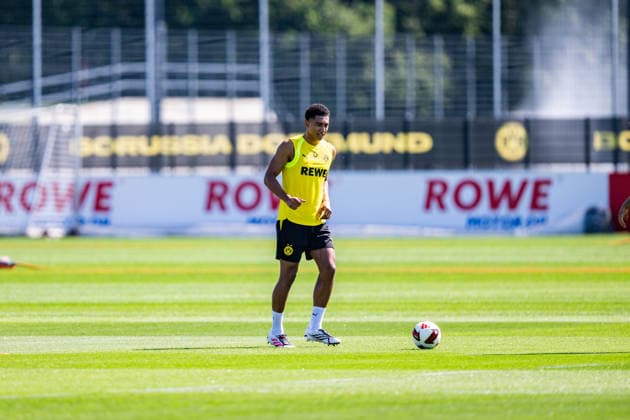 Bundesliga, Borussia Dortmund öffentliches Training am 14.07.2026, Saisonstart 2026 2027 in Dortmud Jobe Bellingham am Ball *** Bundesliga, Borussia Dortmund public training session on July 14, 2026; start of the 2026–2027 season in Dortmund; Jobe Bellingham on the ball Copyright: xDavidxInderliedx