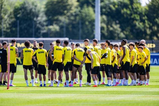 Bundesliga, Borussia Dortmund öffentliches Training am 14.07.2026, Saisonstart 2026 2027 in Dortmud Die Mannschaft des BVB in der Teambesprechung vor Trainingsbeginn *** Bundesliga, Borussia Dortmund public training session on July 14, 2026; start of the 2026–2027 season in Dortmund. The BVB team at a team meeting before training begins Copyright: xDavidxInderliedx