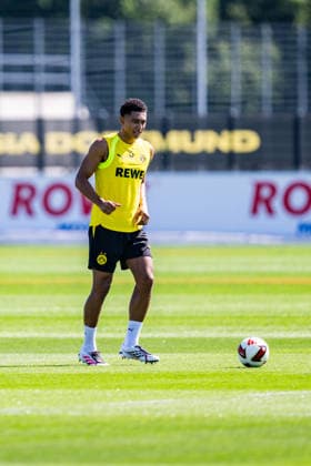 Bundesliga, Borussia Dortmund öffentliches Training am 14.07.2026, Saisonstart 2026 2027 in Dortmud Jobe Bellingham am Ball *** Bundesliga, Borussia Dortmund public training session on July 14, 2026, start of the 2026–2027 season in Dortmund; Jobe Bellingham on the ball Copyright: xDavidxInderliedx