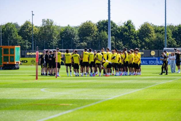 Bundesliga, Borussia Dortmund öffentliches Training am 14.07.2026, Saisonstart 2026 2027 in Dortmud Die Mannschaft des BVB in der Teambesprechung vor Trainingsbeginn *** Bundesliga, Borussia Dortmund public training session on July 14, 2026; start of the 2026–2027 season in Dortmund. The BVB team at a team meeting before training begins Copyright: xDavidxInderliedx