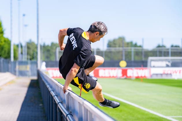 Bundesliga, Borussia Dortmund öffentliches Training am 14.07.2026, Saisonstart 2026 2027 in Dortmud Niko Kovac springt über die Bande *** Bundesliga, Borussia Dortmund public training session on July 14, 2026; start of the 2026–2027 season in Dortmund; Niko Kovac jumps over the barrier Copyright: xDavidxInderliedx