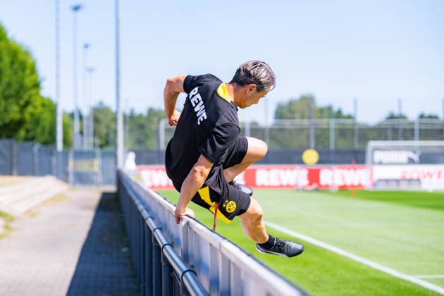 Bundesliga, Borussia Dortmund öffentliches Training am 14.07.2026, Saisonstart 2026 2027 in Dortmud Niko Kovac springt über die Bande *** Bundesliga, Borussia Dortmund public training session on July 14, 2026; start of the 2026–2027 season in Dortmund; Niko Kovac jumps over the barrier Copyright: xDavidxInderliedx