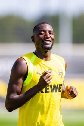 Bundesliga, Borussia Dortmund öffentliches Training am 14.07.2026, Saisonstart 2026 2027 in Dortmud Serhou Guirassy lacht zufrieden glücklich *** Bundesliga, Borussia Dortmund public training session on July 14, 2026, start of the 2026–2027 season in Dortmund; Serhou Guirassy laughs, looking satisfied and happy Copyright: xDavidxInderliedx