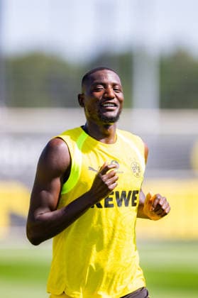 Bundesliga, Borussia Dortmund öffentliches Training am 14.07.2026, Saisonstart 2026 2027 in Dortmud Serhou Guirassy lacht zufrieden glücklich *** Bundesliga, Borussia Dortmund public training session on July 14, 2026, start of the 2026–2027 season in Dortmund; Serhou Guirassy laughs, looking satisfied and happy Copyright: xDavidxInderliedx