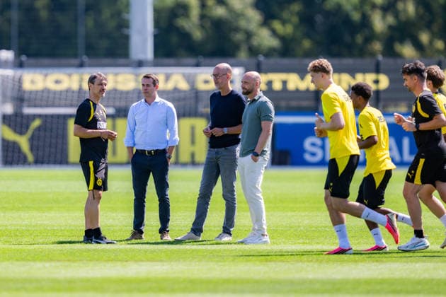 Bundesliga, Borussia Dortmund öffentliches Training am 14.07.2026, Saisonstart 2026 2027 in Dortmud Ole Book, Niko Kovac, Lars Ricken und Carsten Cramer *** Bundesliga, Borussia Dortmund public training session on July 14, 2026; start of the 2026–2027 season in Dortmund: Ole Book, Niko Kovac, Lars Ricken, and Carsten Cramer Copyright: xDavidxInderliedx