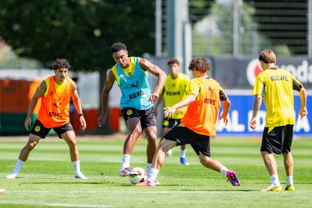 Bundesliga, Borussia Dortmund öffentliches Training am 14.07.2026, Saisonstart 2026 2027 in Dortmund Jobe Bellingham am Ball gegen Nachwuchsspieler des BVB *** Bundesliga, Borussia Dortmund public training session on July 14, 2026; start of the 2026–2027 season in Dortmund; Jobe Bellingham on the ball against BVB youth players Copyright: xDavidxInderliedx