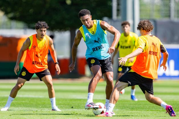 Bundesliga, Borussia Dortmund öffentliches Training am 14.07.2026, Saisonstart 2026 2027 in Dortmund Jobe Bellingham am Ball gegen Nachwuchsspieler des BVB *** Bundesliga, Borussia Dortmund public training session on July 14, 2026; start of the 2026–2027 season in Dortmund; Jobe Bellingham on the ball against BVB youth players Copyright: xDavidxInderliedx
