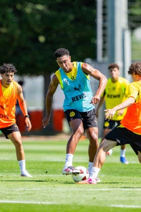 Bundesliga, Borussia Dortmund öffentliches Training am 14.07.2026, Saisonstart 2026 2027 in Dortmund Jobe Bellingham am Ball gegen Nachwuchsspieler des BVB *** Bundesliga, Borussia Dortmund public training session on July 14, 2026; start of the 2026–2027 season in Dortmund; Jobe Bellingham on the ball against BVB youth players Copyright: xDavidxInderliedx