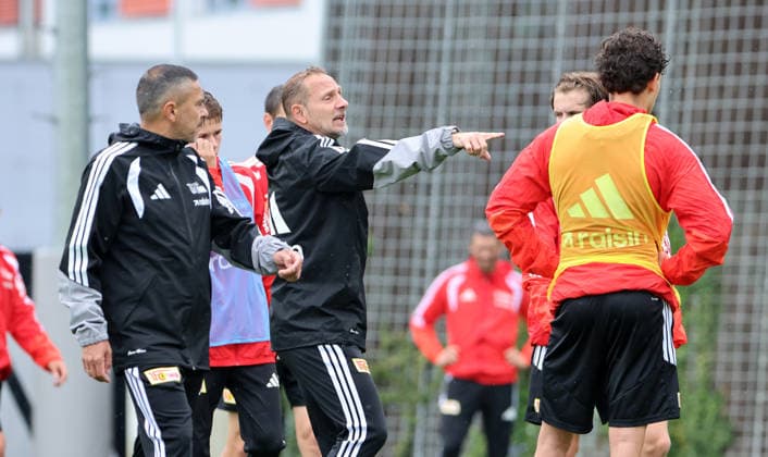 Co Trainer Sascha Stauch, Trainer Mauro Lustrinelli gibt Anweisungen Fußball Fussball Training Bundesliga Herren DFL Saison 2026 2027 14.07.2026 1.FC Union Berlin FCU DFL regulations prohibit any use of photographs as image sequences and or quasi-video. *** Assistant Coach Sascha Stauch, Head Coach Mauro Lustrinelli gives instructions Sports Soccer Soccer Training Bundesliga Men s DFL Season 2026–2027 July 14, 2026 1. FC Union Berlin FCU DFL regulations prohibit any use of photographs as image sequences and or quasi-video