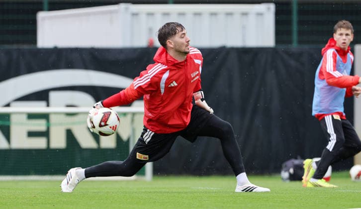Torwart Carl Klaus am Ball Einzelbild Freisteller Aktion Fußball Fussball Training Bundesliga Herren DFL Saison 2026 2027 14.07.2026 1.FC Union Berlin FCU DFL regulations prohibit any use of photographs as image sequences and or quasi-video. *** Goalkeeper Carl Klaus with the ball; single frame; cutout; action; sports; soccer; soccer training; Bundesliga; men s; DFL; 2026–2027 season; July 14, 2026; 1. FC Union Berlin; FCU; DFL regulations prohibit any use of photographs as image sequences and or quasi-video