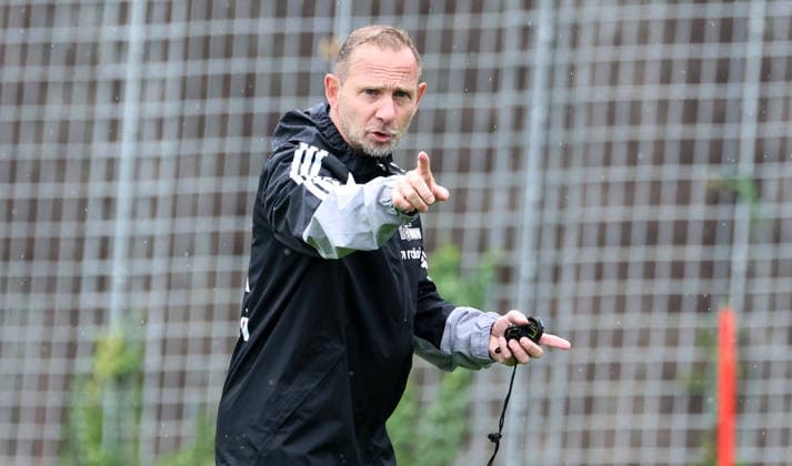 Trainer Mauro Lustrinelli gibt Anweisungen Aktion Oberkörper Fußball Fussball Training Bundesliga Herren DFL Saison 2026 2027 14.07.2026 1.FC Union Berlin FCU DFL regulations prohibit any use of photographs as image sequences and or quasi-video. *** Coach Mauro Lustrinelli gives instructions; Upper Body Exercise; Sports; Soccer; Soccer Training; Bundesliga; Men s; DFL; 2026–2027 Season; July 14, 2026; 1. FC Union Berlin; FCU; DFL regulations prohibit any use of photographs as image sequences and or quasi-video