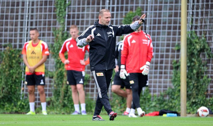 Trainer Mauro Lustrinelli gibt Anweisungen Einzelbild Freisteller Aktion Fußball Fussball Training Bundesliga Herren DFL Saison 2026 2027 14.07.2026 1.FC Union Berlin FCU DFL regulations prohibit any use of photographs as image sequences and or quasi-video. *** Coach Mauro Lustrinelli gives instructions; single frame; cutout; action; sports; soccer; soccer training; Bundesliga; men s; DFL; 2026–2027 season; July 14, 2026; 1. FC Union Berlin; FCU; DFL regulations prohibit any use of photographs as image sequences and or quasi-video