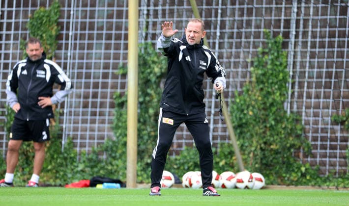 Trainer Mauro Lustrinelli gibt Anweisungen Einzelbild Freisteller Aktion Fußball Fussball Training Bundesliga Herren DFL Saison 2026 2027 14.07.2026 1.FC Union Berlin FCU DFL regulations prohibit any use of photographs as image sequences and or quasi-video. *** Coach Mauro Lustrinelli gives instructions; single frame; cutout; action; sports; soccer; soccer training; Bundesliga; men s; DFL; 2026–2027 season; July 14, 2026; 1. FC Union Berlin; FCU; DFL regulations prohibit any use of photographs as image sequences and or quasi-video