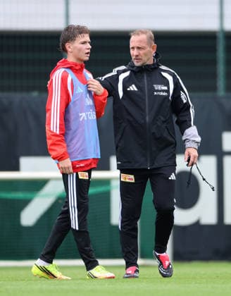 Trainer Mauro Lustrinelli redet mit Linus Güther Fußball Fussball Training Bundesliga Herren DFL Saison 2026 2027 14.07.2026 1.FC Union Berlin FCU DFL regulations prohibit any use of photographs as image sequences and or quasi-video. *** Coach Mauro Lustrinelli talks with Linus Güther Sports Soccer Soccer Training Bundesliga Men s DFL Season 2026–2027 July 14, 2026 1. FC Union Berlin FCU DFL regulations prohibit any use of photographs as image sequences and or quasi-video