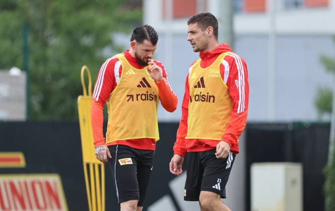 Oliver Burke redet mit Andrej Ilic Aktion Oberkörper Fußball Fussball Training Bundesliga Herren DFL Saison 2026 2027 14.07.2026 1.FC Union Berlin FCU DFL regulations prohibit any use of photographs as image sequences and or quasi-video. *** Oliver Burke talks with Andrej Ilic: Upper Body Workout, Sports, Soccer, Soccer Training, Bundesliga, Men s, DFL, 2026–2027 Season, July 14, 2026, 1. FC Union Berlin (FCU). DFL regulations prohibit any use of photographs as image sequences and or quasi-video.