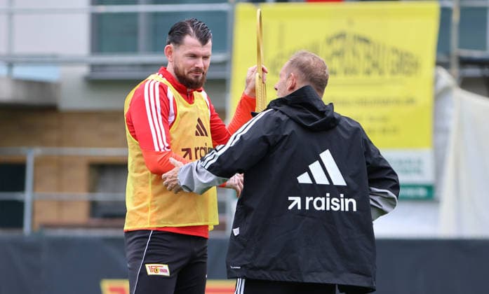 Trainer Mauro Lustrinelli redet mit Oliver Burke Aktion Oberkörper Fußball Fussball Training Bundesliga Herren DFL Saison 2026 2027 14.07.2026 1.FC Union Berlin FCU DFL regulations prohibit any use of photographs as image sequences and or quasi-video. *** Coach Mauro Lustrinelli talks with Oliver Burke. Upper-body exercise. Sports. Soccer. Soccer training. Bundesliga. Men s. DFL. 2026–2027 season. July 14, 2026. 1. FC Union Berlin (FCU). DFL regulations prohibit any use of photographs as image sequences and or quasi-video.