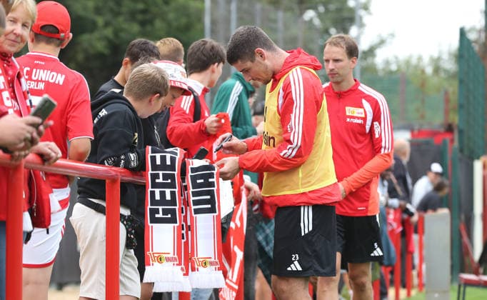 Andrej Ilic, Marvin Friedrich schreibt Autogramme für Fans Fußball Fussball Training Bundesliga Herren DFL Saison 2026 2027 14.07.2026 1.FC Union Berlin FCU DFL regulations prohibit any use of photographs as image sequences and or quasi-video. *** Andrej Ilic, Marvin Friedrich signs autographs for fans; Sports; Soccer; Soccer Training; Bundesliga; Men s; DFL; 2026–2027 Season; July 14, 2026; 1. FC Union Berlin; FCU; DFL regulations prohibit any use of photographs as image sequences and or quasi-video