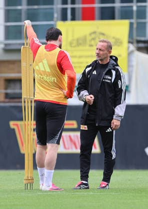 Trainer Mauro Lustrinelli redet mit Oliver Burke Aktion Oberkörper Fußball Fussball Training Bundesliga Herren DFL Saison 2026 2027 14.07.2026 1.FC Union Berlin FCU DFL regulations prohibit any use of photographs as image sequences and or quasi-video. *** Coach Mauro Lustrinelli talks with Oliver Burke. Upper-body exercise. Sports. Soccer. Soccer training. Bundesliga. Men s. DFL. 2026–2027 season. July 14, 2026. 1. FC Union Berlin (FCU). DFL regulations prohibit any use of photographs as image sequences and or quasi-video.