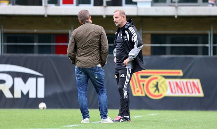 Sportdirektor Horst Heldt redet mit Trainer Mauro Lustrinelli Aktion Oberkörper Fußball Fussball Training Bundesliga Herren DFL Saison 2026 2027 14.07.2026 1.FC Union Berlin FCU DFL regulations prohibit any use of photographs as image sequences and or quasi-video. *** Sports Director Horst Heldt talks with Coach Mauro Lustrinelli. Upper Body Workout, Sports, Soccer, Soccer Training, Bundesliga, Men s, DFL, 2026–2027 Season, July 14, 2026, 1. FC Union Berlin, FCU. DFL regulations prohibit any use of photographs as image sequences and or quasi-video.