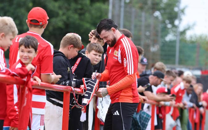 Oliver Burke schreibt Autogramme für Fans Fußball Fussball Training Bundesliga Herren DFL Saison 2026 2027 14.07.2026 1.FC Union Berlin FCU DFL regulations prohibit any use of photographs as image sequences and or quasi-video. *** Oliver Burke signs autographs for fans. Sports, soccer, soccer training, Bundesliga, men s, DFL, 2026–2027 season, July 14, 2026, 1. FC Union Berlin, FCU. DFL regulations prohibit any use of photographs as image sequences and or quasi-video.