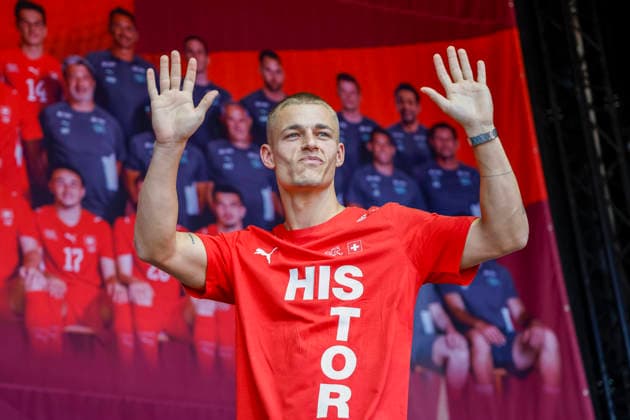 Miro Muheim , Schweiz, Schweizer Nationalteam Empfang Zürich, WM-Rückkehr der Schweizer Nati, Empfang nach der WM 2026, 2026, 14.07.2026, Turbinenplatz, Zürich, Schweiz Zürich Turbinenplatz Schweiz *** Miro Muheim, Switzerland, Swiss National Team Welcome Ceremony in Zurich, World Cup: Return of the Swiss National Team, Welcome Ceremony after the 2026 World Cup, 2026, July 14, 2026, Turbinenplatz, Zurich, Switzerland, Zurich, Turbinenplatz, Switzerland Copyright: xGrantxHubbsx