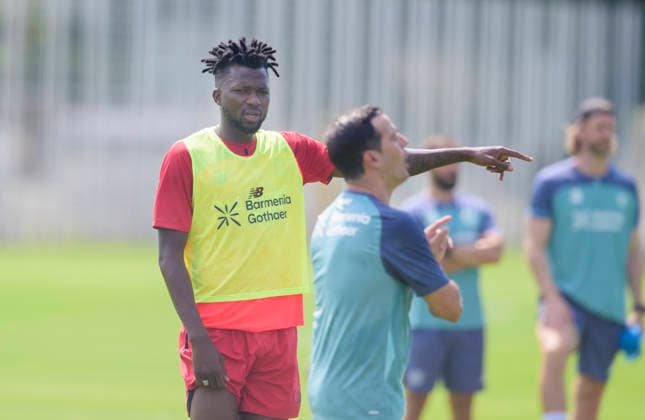 Edmond Tapsoba l. (Bayer Leverkusen) spricht mit Trainer Carles Martinez (Bayer Leverkusen). Fussball 1. Bundesliga, Trainingsauftakt Bayer 04 Leverkusen am 14.07.2026 in Leverkusen Deutschland. *** Edmond Tapsoba of Bayer Leverkusen talks with coach Carles Martinez. Bayer Leverkusen Soccer, Bundesliga 1. Bayer 04 Leverkusen s first day of training on July 14, 2026, in Leverkusen, Germany