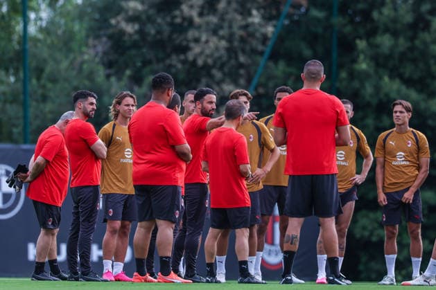 Ruben Amorim Head Coach of AC Milan talks to AC Milan players during Training Session AC Milan 2026 27 at Milanello in Milan, Italy Milan Milanello Milan Italy Copyright: xEPhotopressx SP24-1440-026