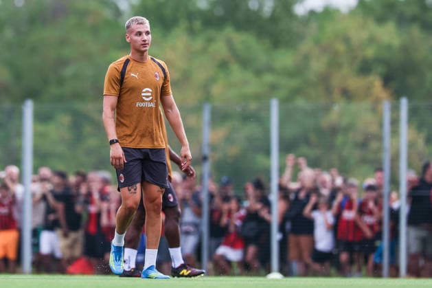 Francesco Camarda of AC Milan looks on during Training Session AC Milan 2026 27 at Milanello in Milan, Italy Milan Milanello Milan Italy Copyright: xEPhotopressx SP24-1440-061