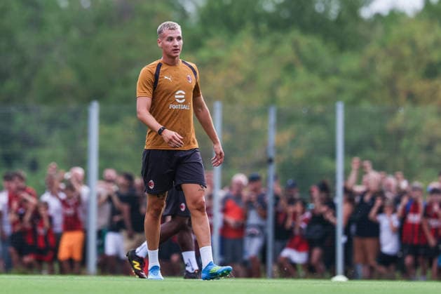 Francesco Camarda of AC Milan looks on during Training Session AC Milan 2026 27 at Milanello in Milan, Italy Milan Milanello Milan Italy Copyright: xEPhotopressx SP24-1440-062